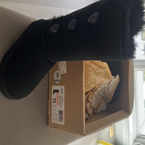 All black K Bailey button triplet Ugg - Picture 2 of 2